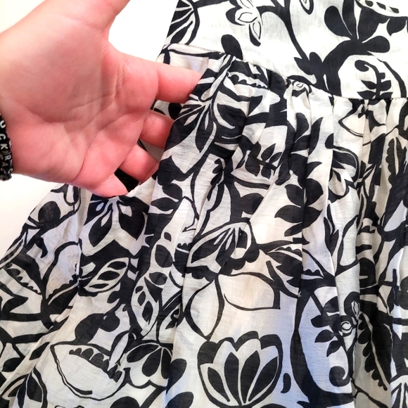 NWT Express Black and white floral Skirt w/pockets - Picture 4 of 8